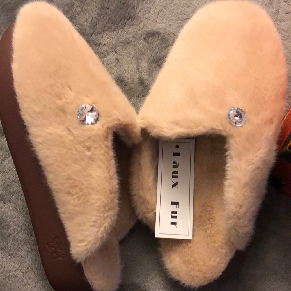 💯NWT 🤩Very Warm and Comfortable Wedges Faux Fur Slippers SZ/37 ❄️